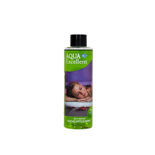 Bouteille d'huiles essentielles d'eucalyptus et de menthe pour l'eau du spa
