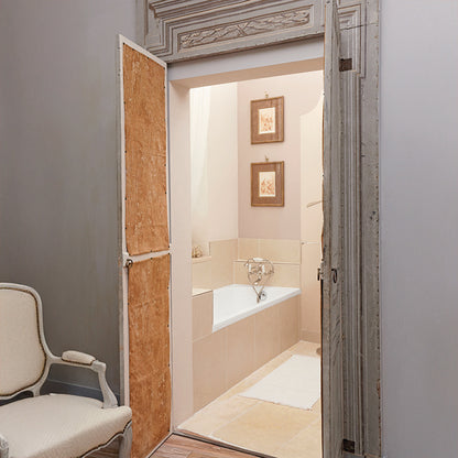 photo d'ambiance de la baignoire crescendo dans une belle salle de bain